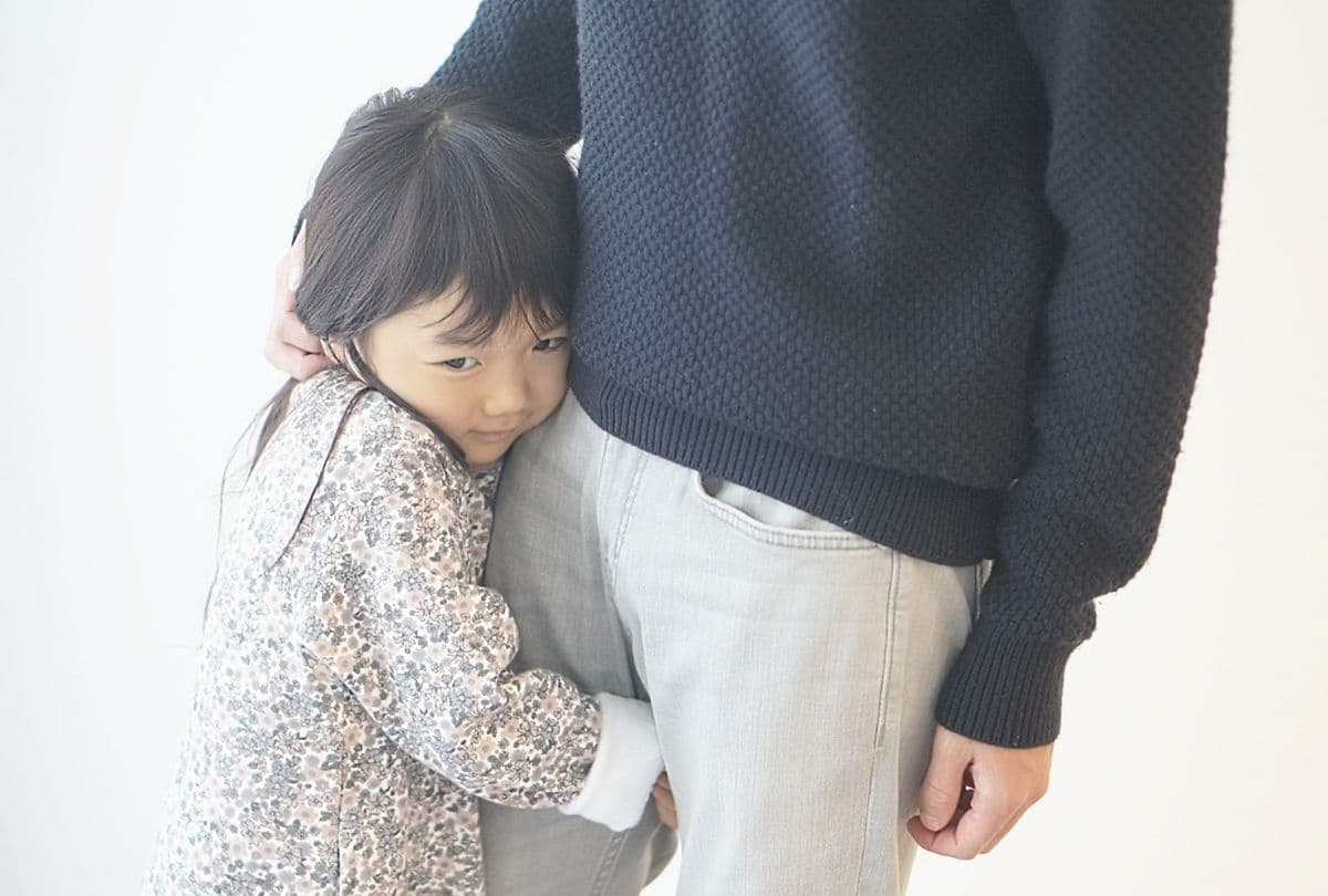 親のそばに寄り添うお子さん